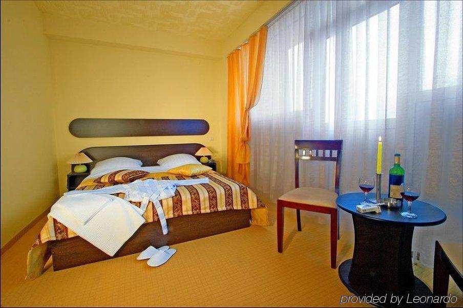 Hotel Charter Otopeni Zimmer foto